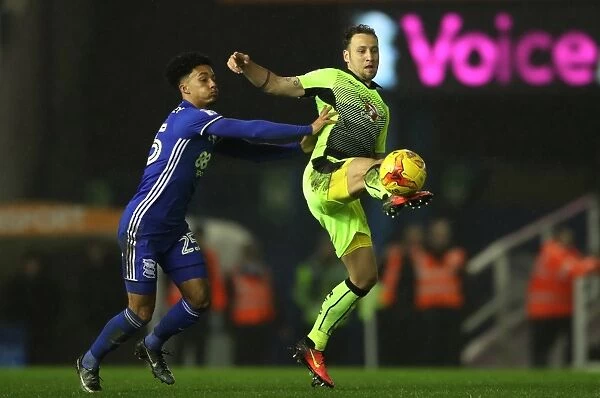 Roy Beerens Holds Off Birmingham's Josh Dacres-Cogley: Reading FC vs Birmingham City, Sky Bet Championship