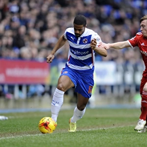 Exciting Escape: Garath McCleary Outmaneuvers Ben Osborn in Thrilling Reading vs. Nottingham Forest Championship Clash