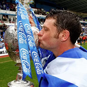 Murty kisses the trophy