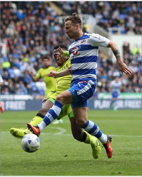 Battle for Supremacy: Roy Beerens vs. Darnell Fisher in the Sky Bet Championship Clash at Madejski Stadium