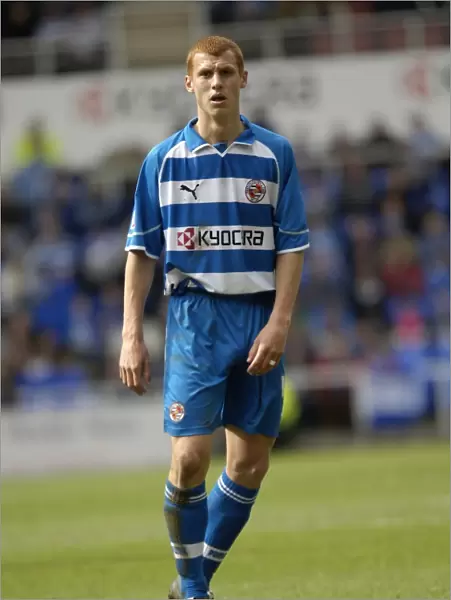 Steve Sidwell in Action: Midfield Master for Reading Football Club