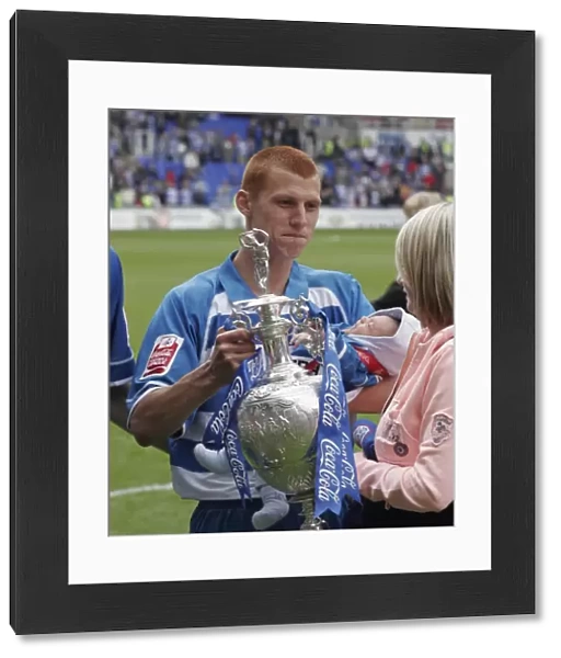 Steve Sidwell shows his wife the trophy