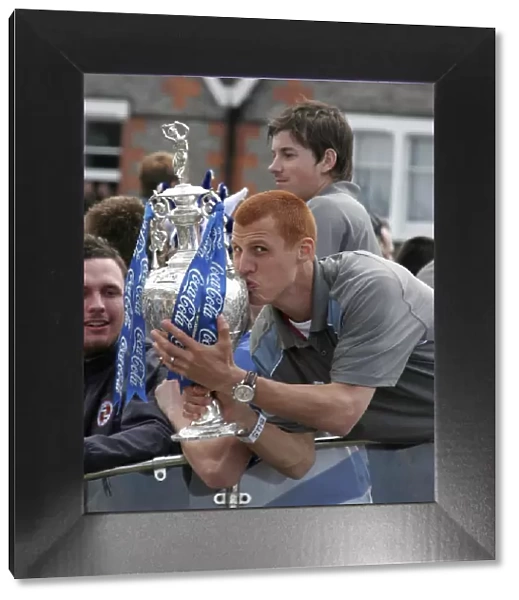 Steve Sidwell kissing the trophy
