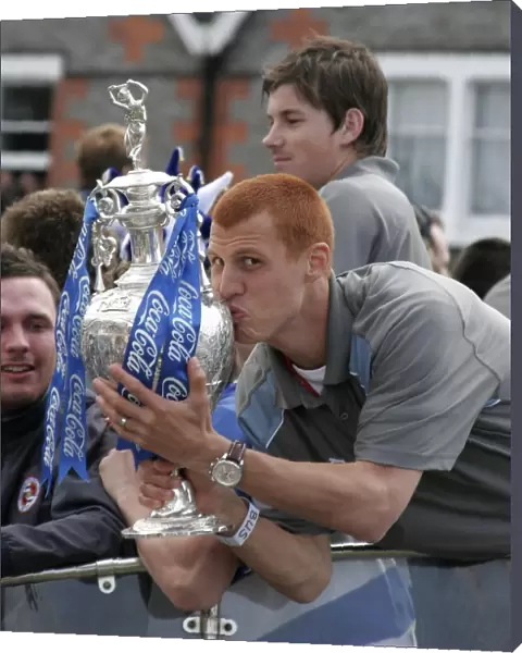 Steve Sidwell kissing the trophy
