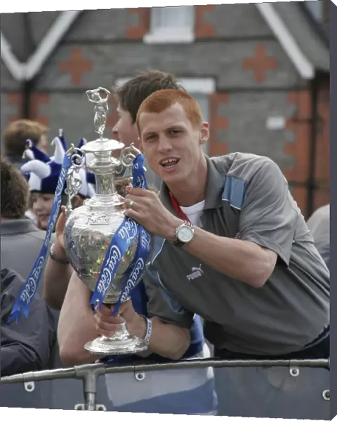 Steve Sidwell shows off the trophy from the tour bus