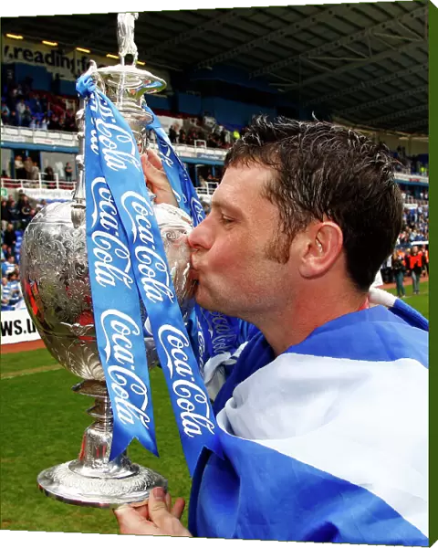 Murty kisses the trophy