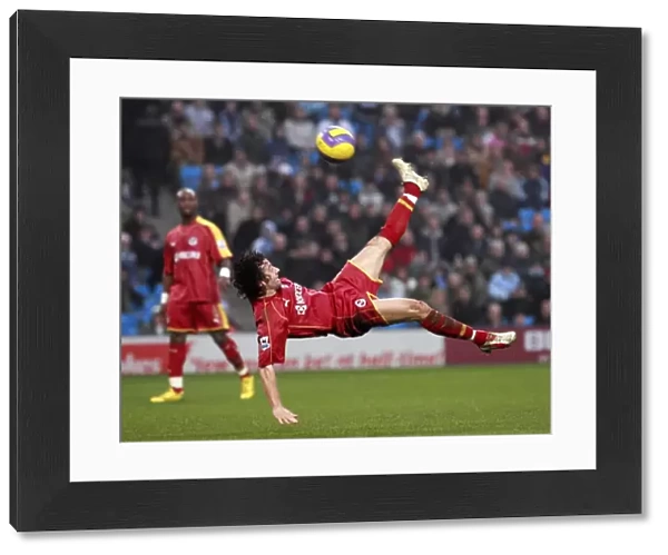 Stephen Hunt attempts a spectacular shot, watched by Leroy Lita