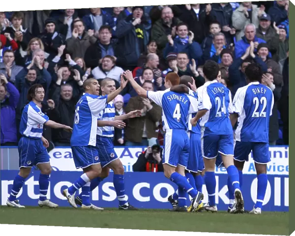 Reading players celebrate Steve Sidwells first goal against Aston Villa