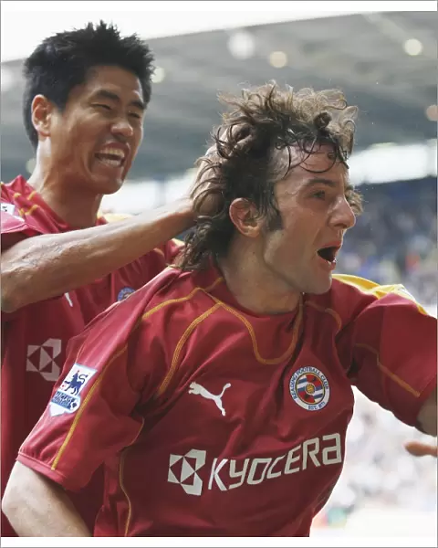 Stephen Hunt & Seol Ki-Hyeon celebrate a goal at the Reebok Stadium