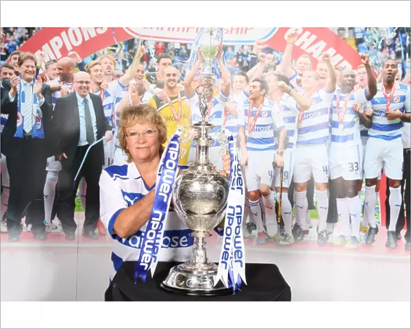 Reading FC's Championship Triumph: Unforgettable Reunion with Fans and the Championship Trophy (2012)