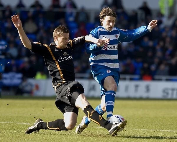 Bobby Convey: Evading Tackles in Reading's 1-1 Draw Against Wolves