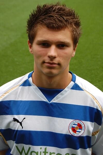 Determined Striker: Simon Cox's Focused Moment on the Reading Football Pitch