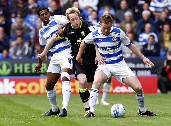 Intense Rivalry: Leigertwood, Becchio, and Pearce Go Head-to-Head in Reading vs. Leeds Championship Clash