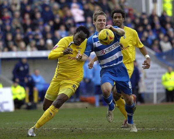 Kevin Doyle's Determined Battle for the Ball: Reading's 2-1 Victory over Preston