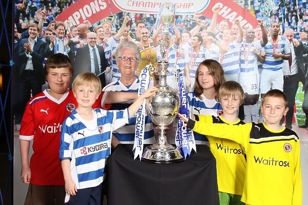 Reading FC's Championship Victory: Triumphant Reunion with Fans and the Championship Trophy