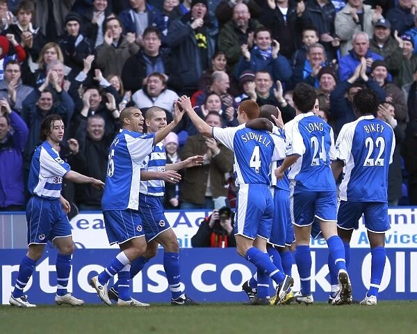 Reading players celebrate Steve Sidwells first goal against Aston Villa