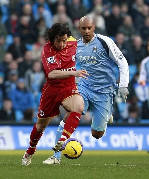 Stephen Hunt pursued by Manchester Citys Ousmane Dabo