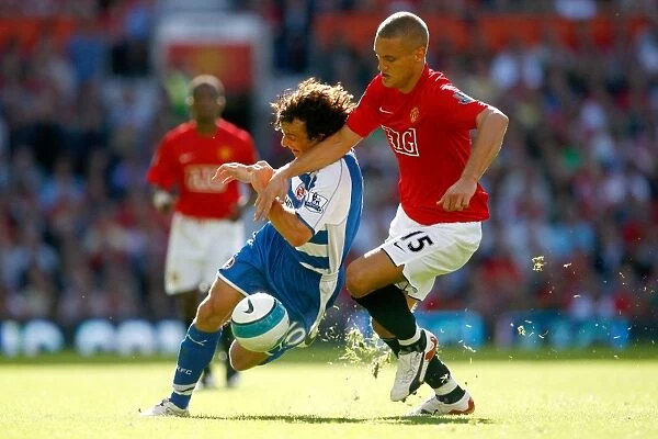 Stephen Hunt vs. Nemanja Vidic: A Football Battle at Old Trafford - Manchester United vs. Reading (0-0 Draw), August 2007