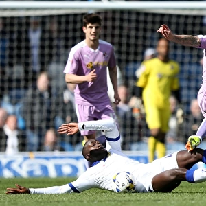 Intense Battle: Toumani Diagouraga vs. Simon Cox at Elland Road - Leeds United vs. Reading, Sky Bet Championship