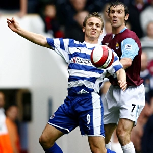 Kevin Doyle shields the ball from Christian Dailly