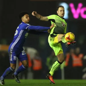 Roy Beerens Holds Off Birmingham's Josh Dacres-Cogley: Reading FC vs Birmingham City, Sky Bet Championship