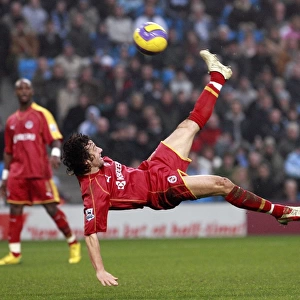 Stephen Hunt attempts a spectacular shot, watched by Leroy Lita