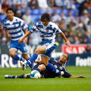 Stephen Hunt rides a challenge from Steven Pienaar