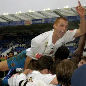 Steve Sidwell celebrates promotion