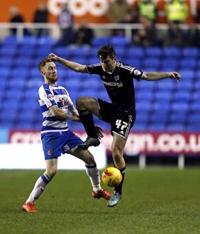 Images Dated 28th December 2015: Battle for the Ball: Canos vs. Quinn in the Intense Sky Bet Championship Showdown at Madejski
