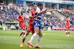 Reading v Cardiff City Collection: Battle for the Ball: Hal Robson-Kanu vs Lee Peltier - Reading vs Cardiff City, Sky Bet Championship