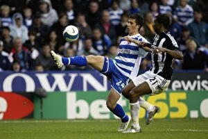 Images Dated 27th October 2007: Clash of the Titans: Reading vs. Newcastle United, Barclays Premiership, October 27, 2007