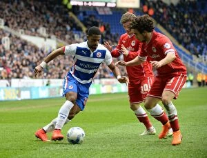 Reading v Cardiff City Collection: Gareth McCleary vs Fabio: A Championship Showdown - Reading's McCleary Tries to Outmaneuver