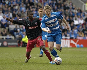 Kevin Doyle beats Junior to the ball