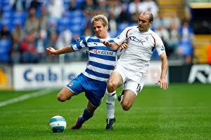 Images Dated 25th August 2007: Kevin Doyle holds off Gavin McCann