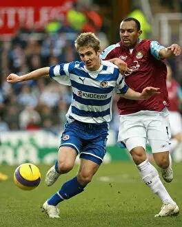 Images Dated 2nd January 2007: Kevin Doyle holds off West Hams Danny Gabbidon