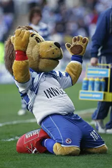 Images Dated 6th May 2007: Kingsley protests his innocence after being sent off against Newcastle