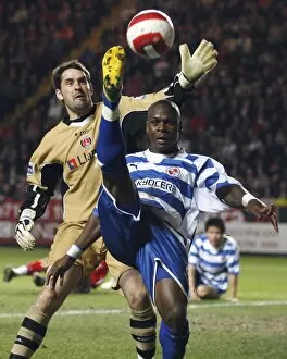 Images Dated 10th April 2007: Leroy Lita under pressure from Scott Carson