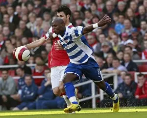 Images Dated 4th March 2007: Leroy Lita surges pass Csec Fabregas