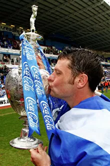 Images Dated 2nd May 2006: Murty kisses the trophy