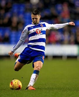 Images Dated 2nd January 2016: Oliver Norwood in Action: Reading FC vs Bristol City - Sky Bet Championship Match at Madejski