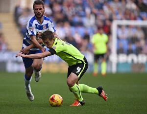 Images Dated 31st October 2015: Orlando Sa Fouled by Uwe Hunemeier: Reading vs. Brighton & Hove Albion (Sky Bet Championship)