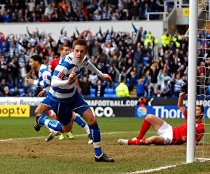 Images Dated 27th March 2010: Reading Kicks Off Championship Season with Gylfi Sigurdsson's Stunning Opener