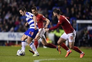 Images Dated 5th April 2016: Reading's Kermorgant Evades Forest's Fox at Madejski Stadium
