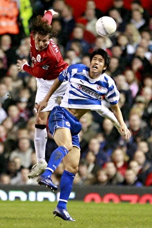 Seol Ki-Hyeon and Gabriel Heinze jump for the ball