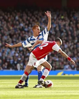 Images Dated 4th March 2007: Steve Sidwell appeals to the linesman at the Emirates Stadium